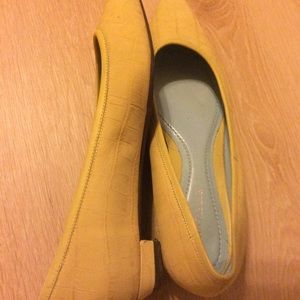 Ann Taylor yellow shoes size 6